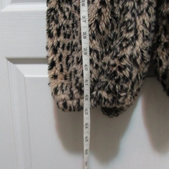 Kids size Medium - Large Please view measurements - Picture 7 of 10